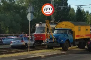 Кинув авто на трамвайних коліях: у Києві водій влаштував дві ДТП і втік
