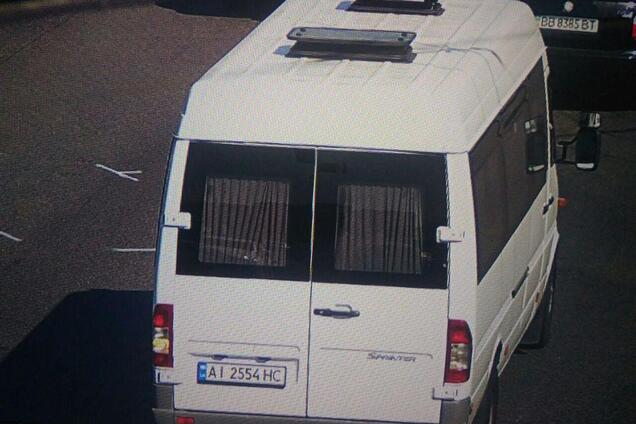 В Киеве неизвестные открыли стрельбу и скрылись на авто: появились первые фото