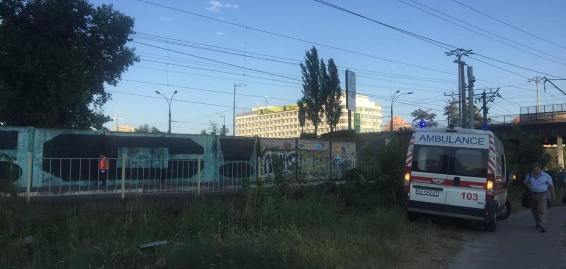 В Киеве девушка прыгнула под поезд: фото с места трагедии