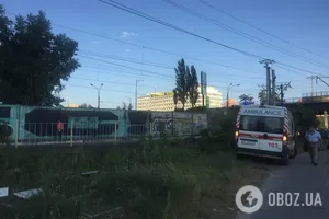 У Києві дівчина стрибнула під потяг: фото з місця трагедії