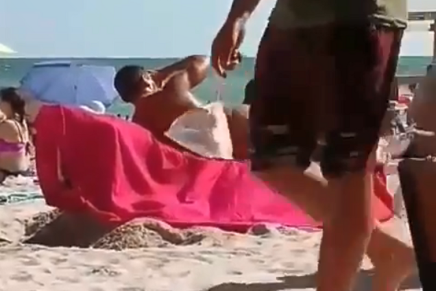 'Венка не хватает': в сети завелись из-за голого 'аполлона' на украинском пляже