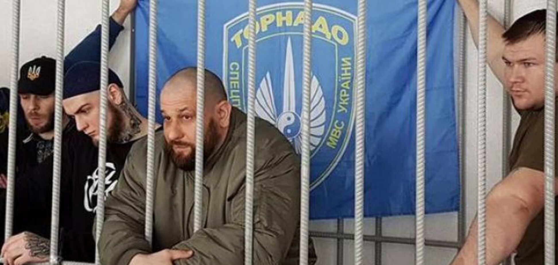 Прапор зі свастикою і зброя: розкрита таємниця небезпечної знахідки в камері 'торнадівців'