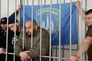 Прапор зі свастикою і зброя: розкрита таємниця знахідки у камері "торнадівців"