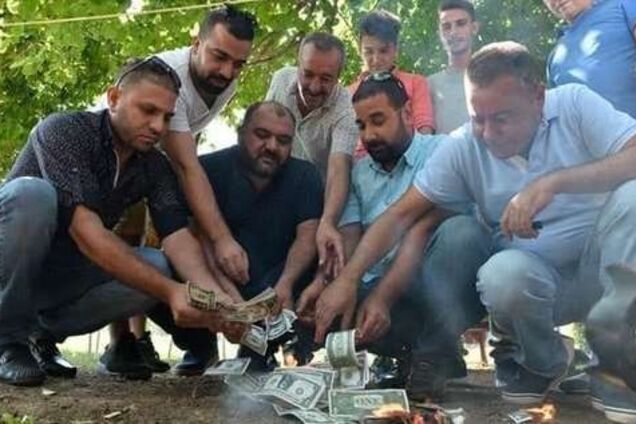 Зачем турки жгут доллары и разбивают айфоны