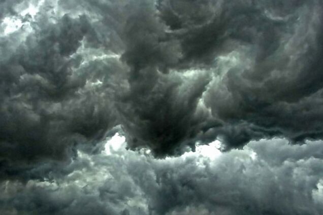 Ночная буря обрушила известное здание в центре Киева: появились фото и видео