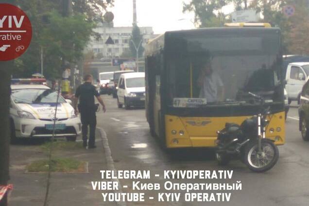 В Киеве посреди дороги произошла стрельба: появились первые фото 