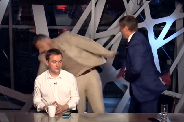 Это нокдаун! Нардепы дважды за вечер подрались на ТВ. Видео