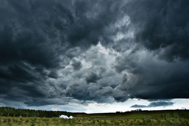 Київська буря рухається далі: названі міста України, на які насувається стихія