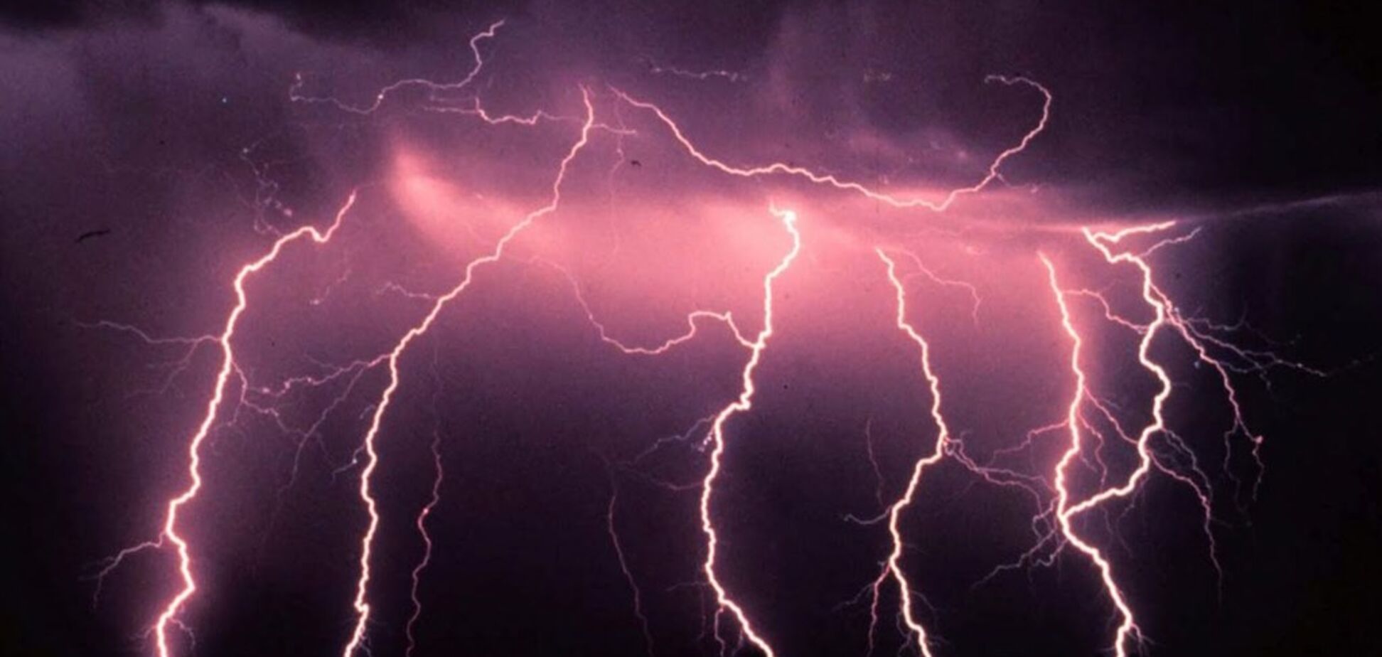 Сезон молний в Украине: что нужно знать автолюбителям