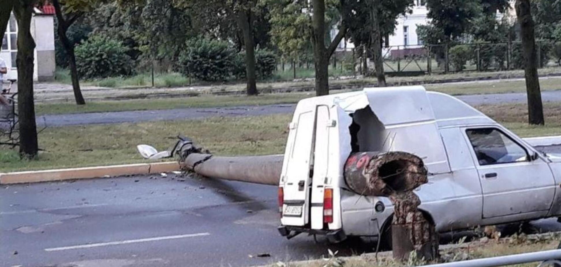 Утро после стихии: появились новые фото последствий шторма в Киеве
