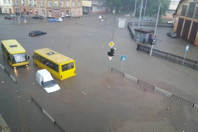 Води по пояс! Потужна злива затопила Львів. З'явилися фото і відео