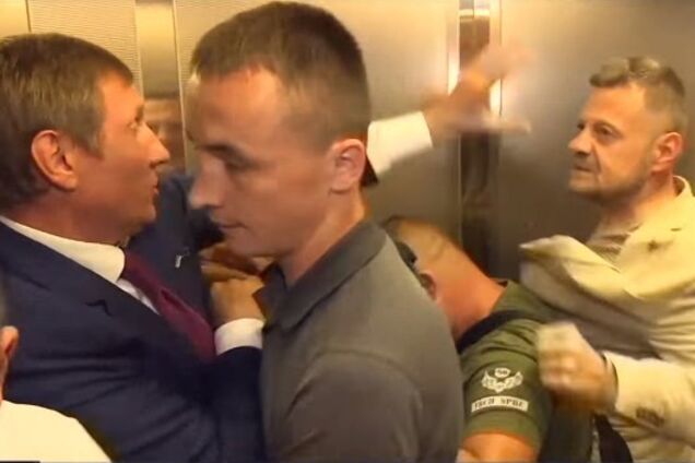 'Второй раунд' драки: нардепы эпично сцепились в лифте