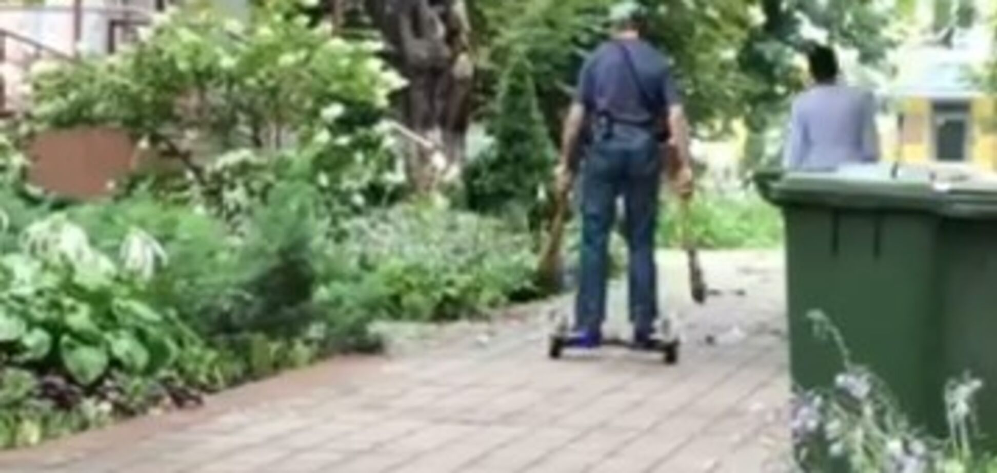 'Ноу-хау' украинского уборщика вызвало приступ смеха в сети