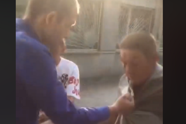 'Ударился об дерево': в Харькове засняли разборки охранника и 'вора'