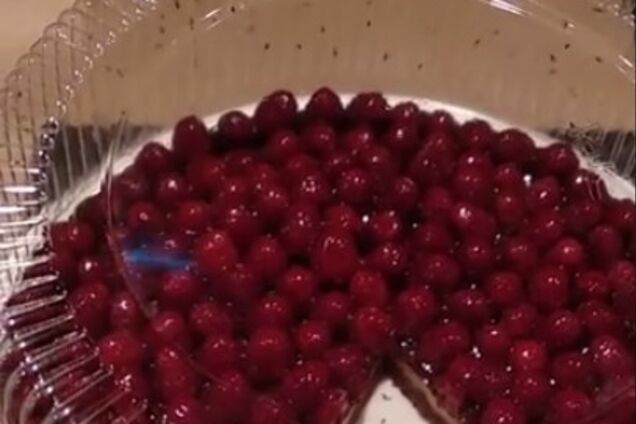 'М'ясний тортик': у супермаркеті Києва знайшли комах у солодощах