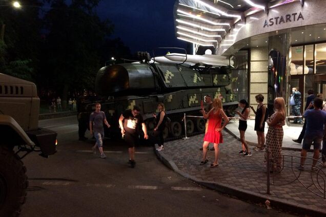 Ракетний комплекс протаранив бізнес-центр у Києві: подробиці та відео