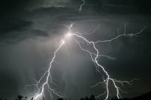 Насувається шторм: Україну накриє негода