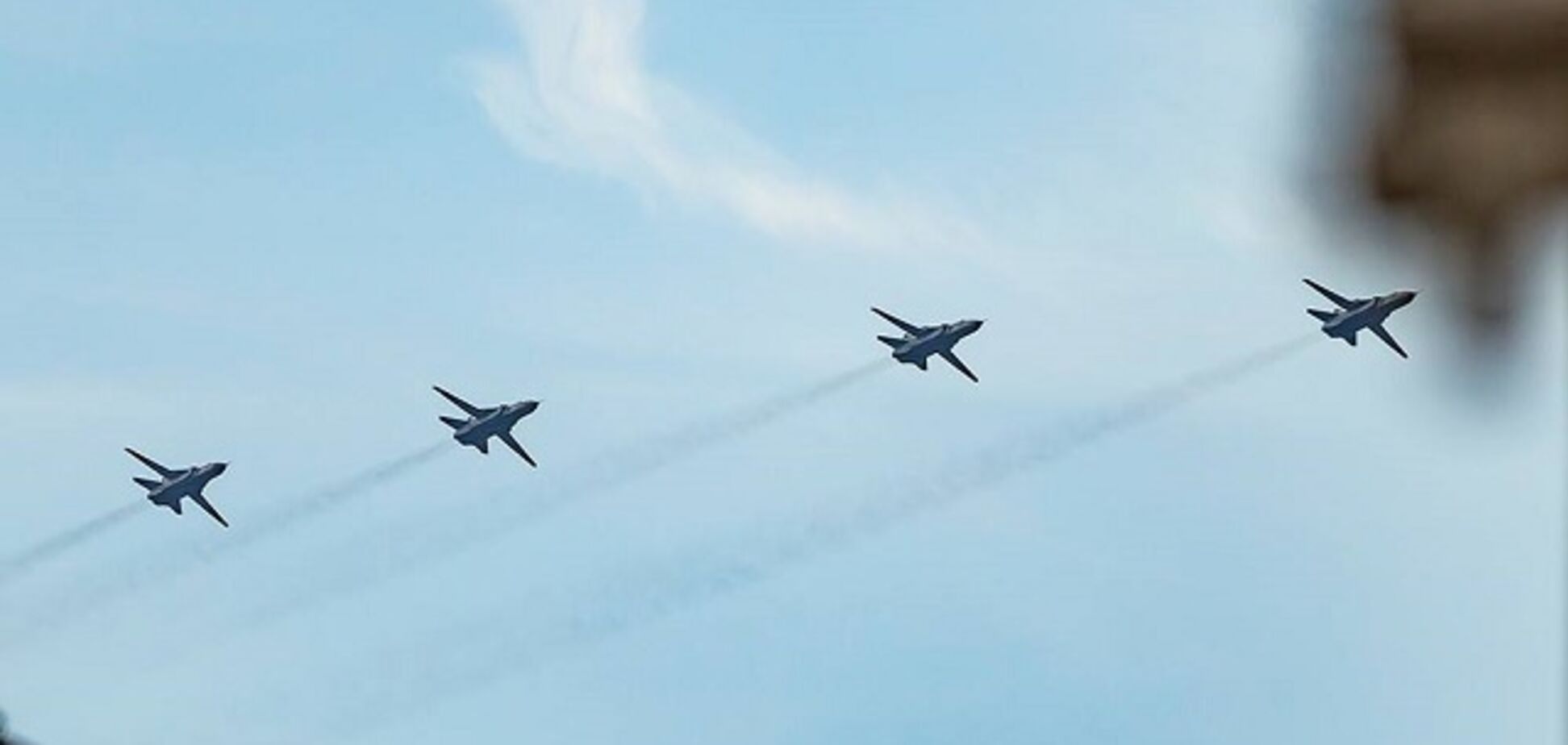 В Киеве в небо подняли боевые самолеты: появились эпические фото