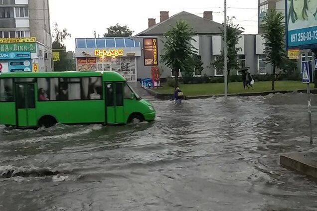 Залило за півгодини: ще одне місто в Україні пішло під воду