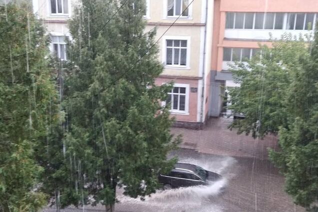 Тонуть машини: три міста України пішли під воду