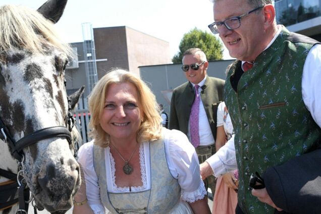 'Ну и рожи!' Танец Путина на свадьбе в Австрии жестко высмеяли в сети