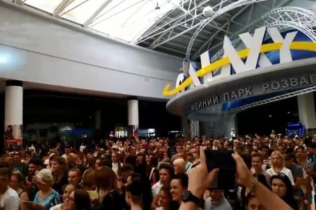 Украинские фанаты H&M устроили давку