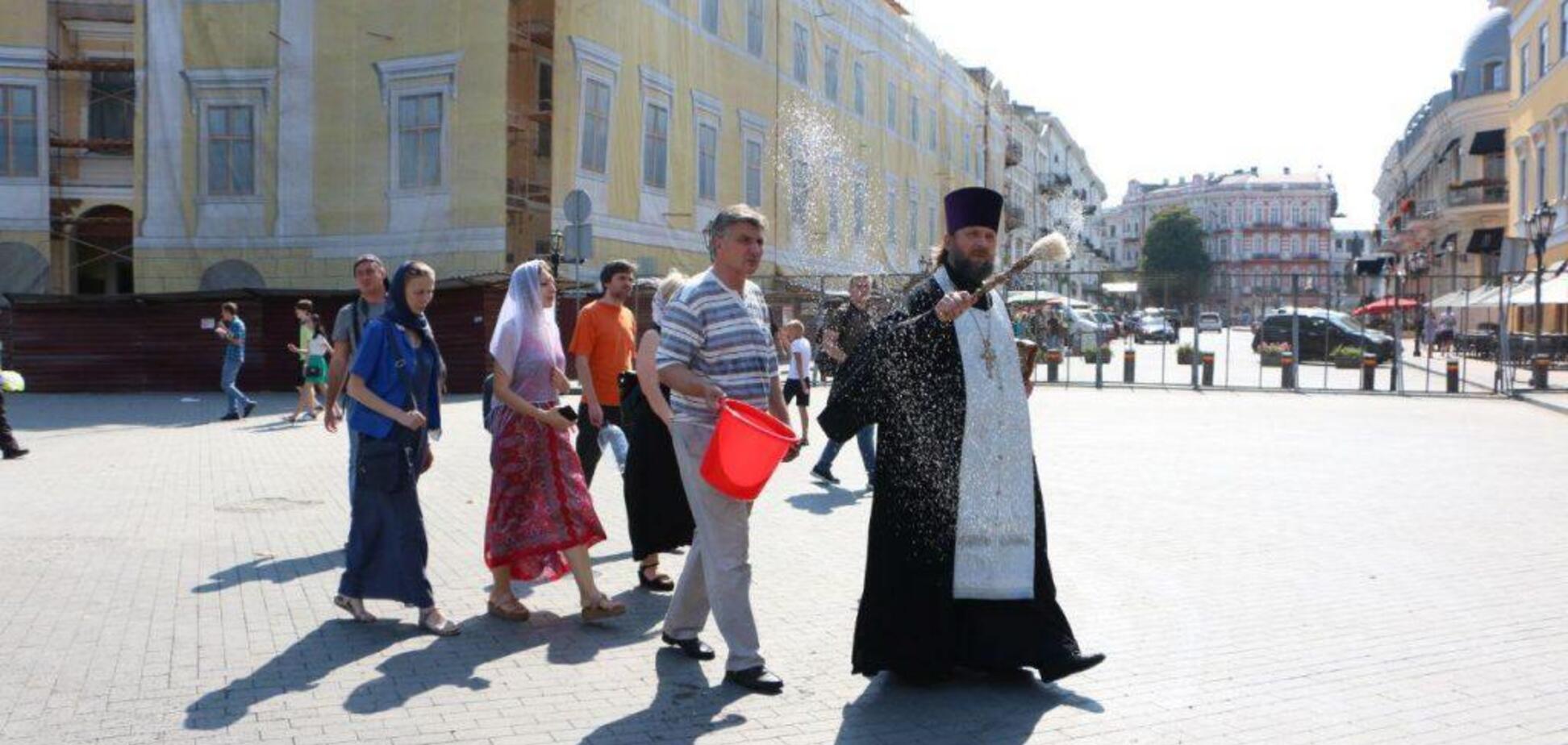 'Очистили от скверны': в Одессе священники окропили бульвар святой водой