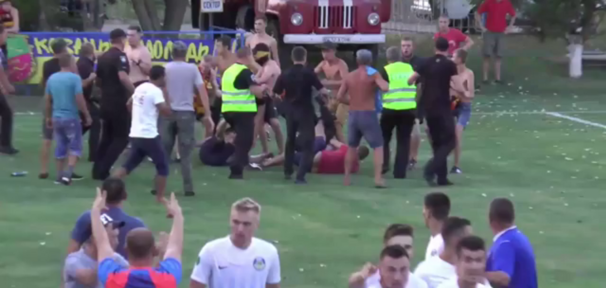 У чемпіонаті України фанати вибігли на поле і влаштували бійку з поліцією