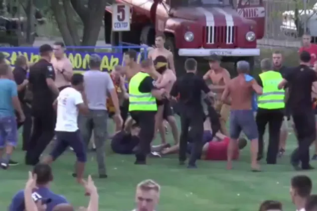 В чемпионате Украины фанаты выбежали на поле и устроили драку с полицией - опубликовано видео