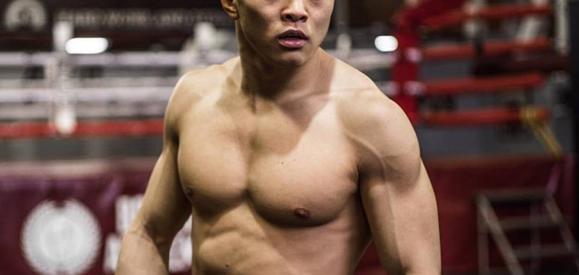 Непобедимый украинский боксер одержал победу в Москве, выкинув соперника с ринга