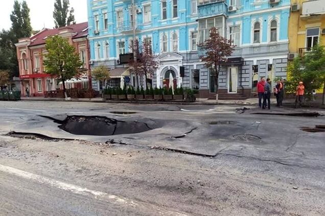 Смыло дождем: в центре Киева возле 'Укравтодора' провалился асфальт