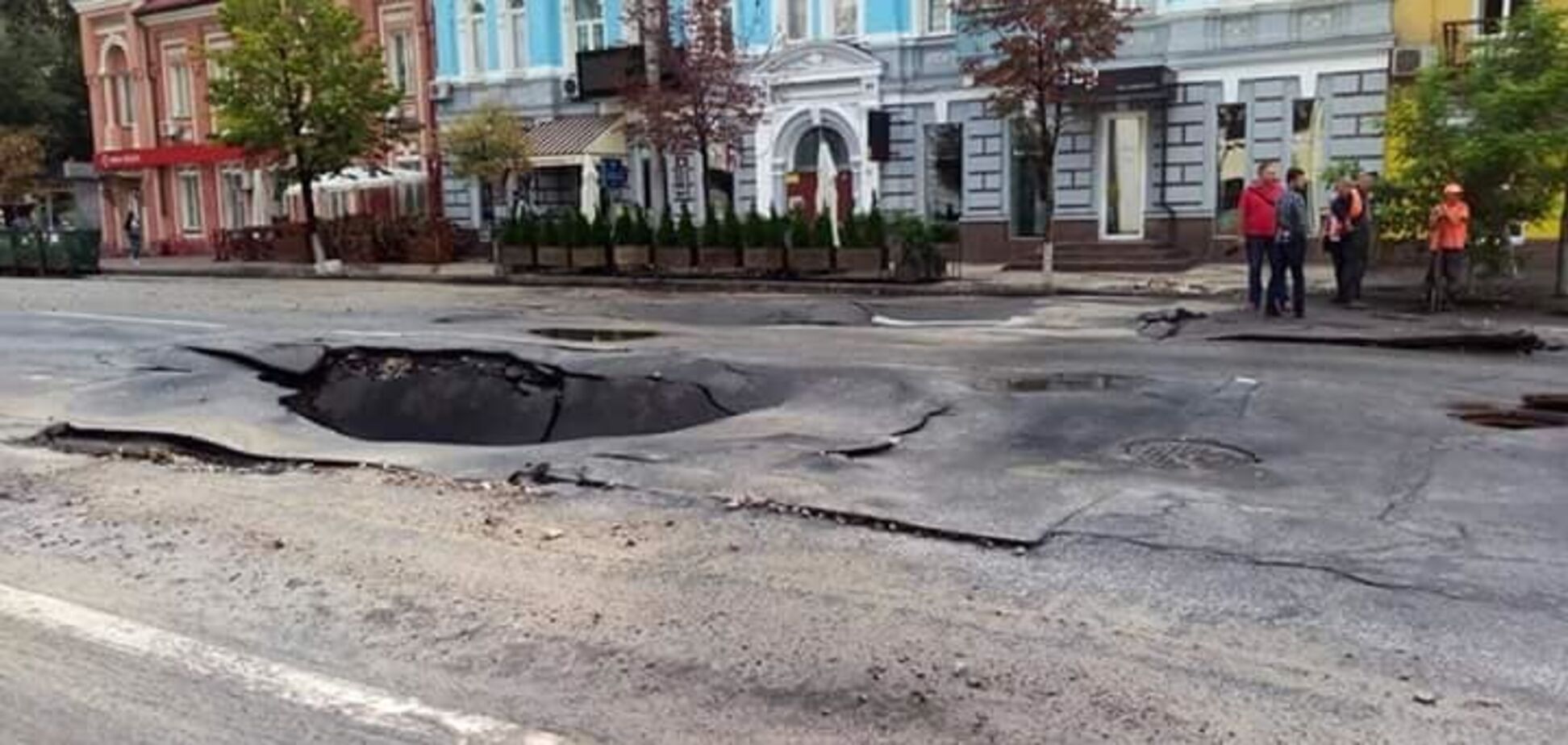 Змило дощем: у центрі Києва біля 'Укравтодору' провалився асфальт