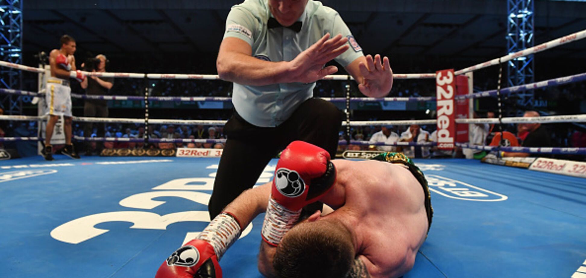 Чемпион мира мощным нокаутом защитил титул