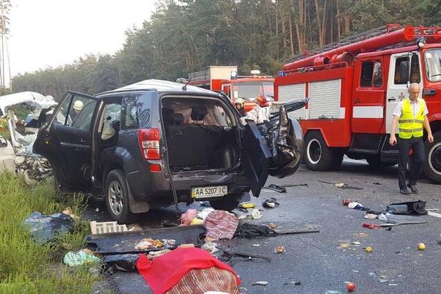 Під Києвом сталася масштабна смертельна аварія: фото і відео 18+