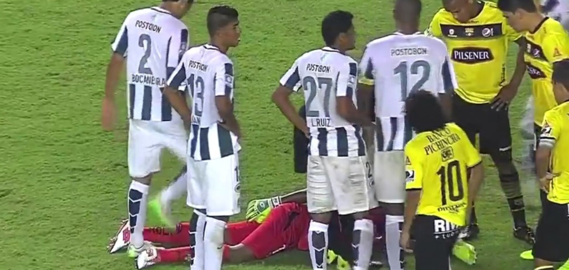 Вратарь во время матча прикинулся трупом - опубликовано видео