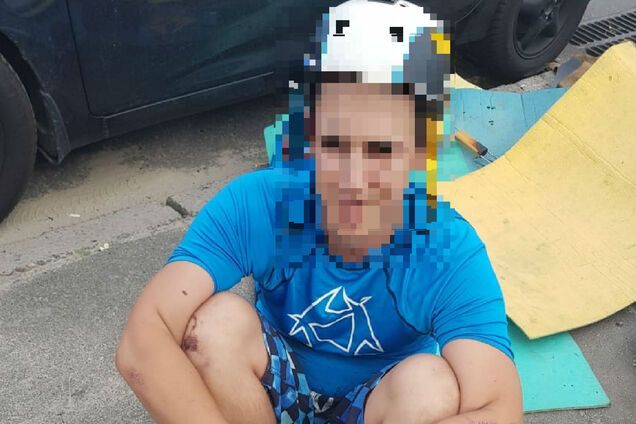 Прыгал по авто и обливал краской: в Киеве 'попался' блогер