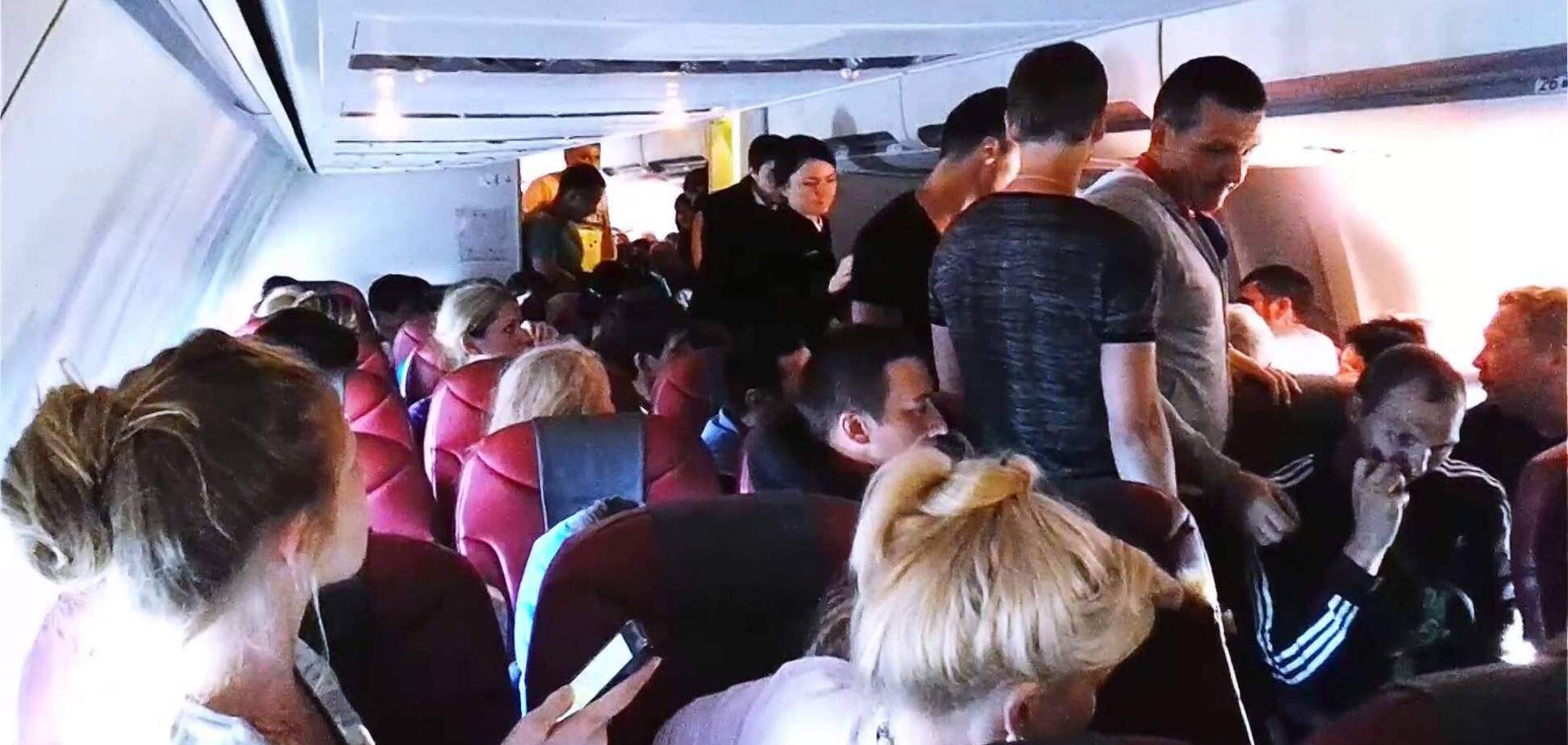 'Люди рванули к самолету': украинский лоукостер снова оскандалился