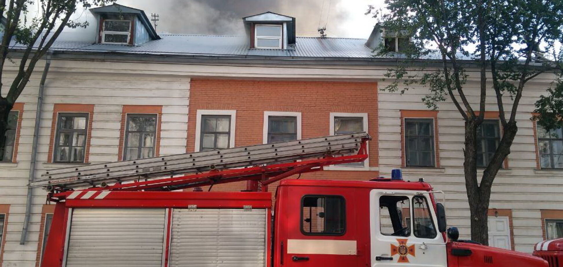 В Харькове загорелась инженерно-педагогическая академия: опубликованы фото