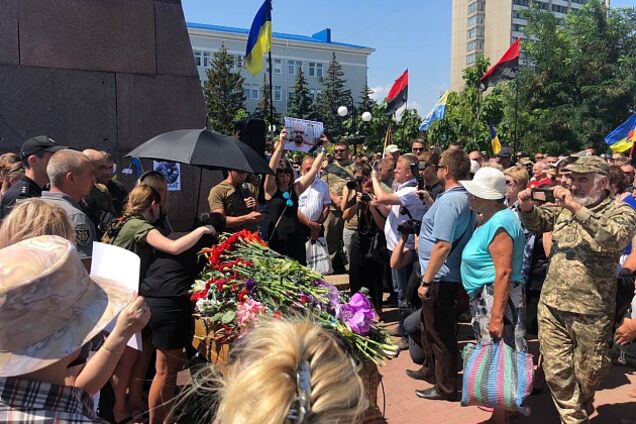 'Герои не умирают!' В Бердянске простились с убитым ветераном АТО 'Сарматом'. Фото и видео