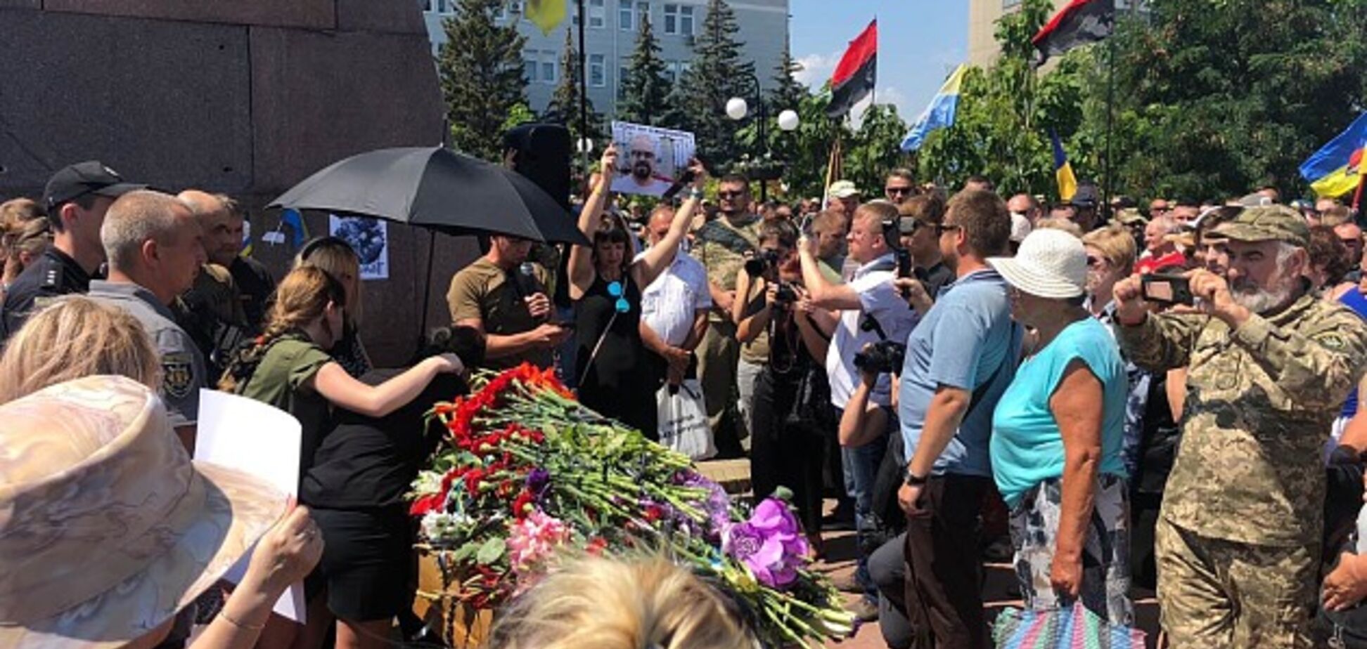 'Герои не умирают!' В Бердянске простились с убитым ветераном АТО 'Сарматом'. Фото и видео
