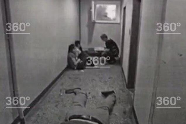 Дівчата сидять біля трупа: з'явилися моторошні фото вбивства батька-гвалтівника у Москві