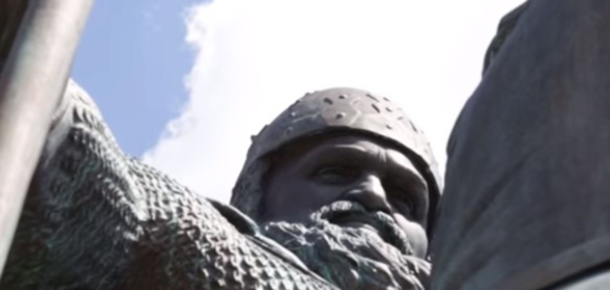 С лицом Вирастюка: памятник русскому богатырю в Киеве показали на видео