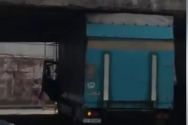 'Блондинки отдыхают': в Киеве грузовик застрял под мостом. Видеофакт