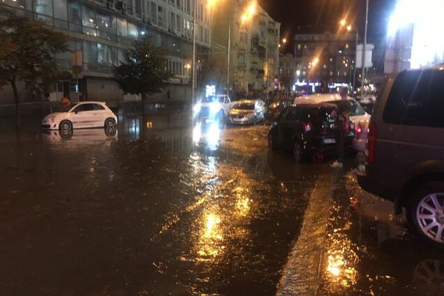 'Кто меня спасет?' Киевлянка показала, что творилось в 'Гулливере' во время ливня