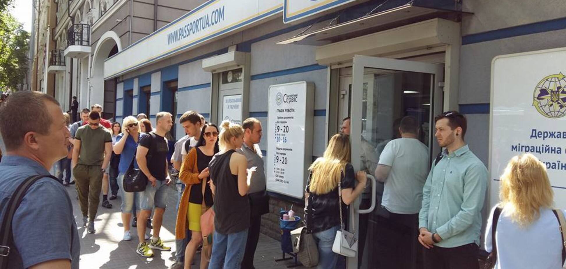 Очереди не пропали: озвучены главные проблемы оформления 'биометрики' в Украине