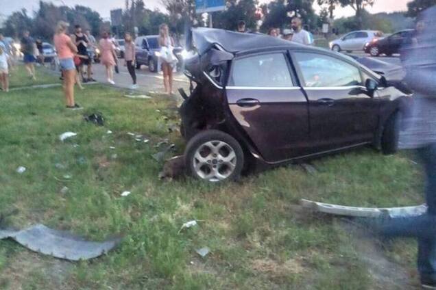 Раскиданы по всей дороге: в Киеве BMW устроил страшную аварию. Фото и видео
