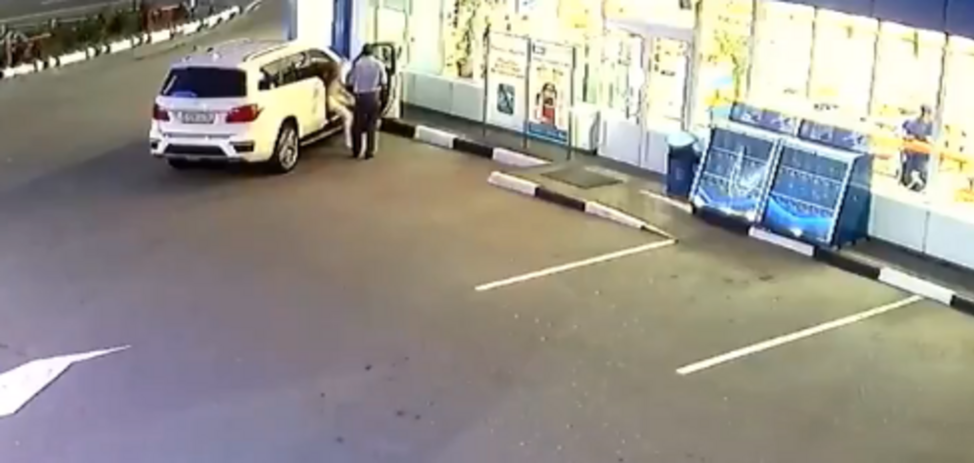 В России судья снял скандальное секс-видео на заправке: 18+