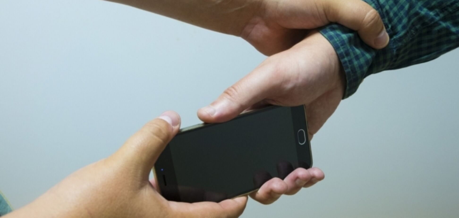 В Запорожье несовершеннолетние ограбили беременную женщину