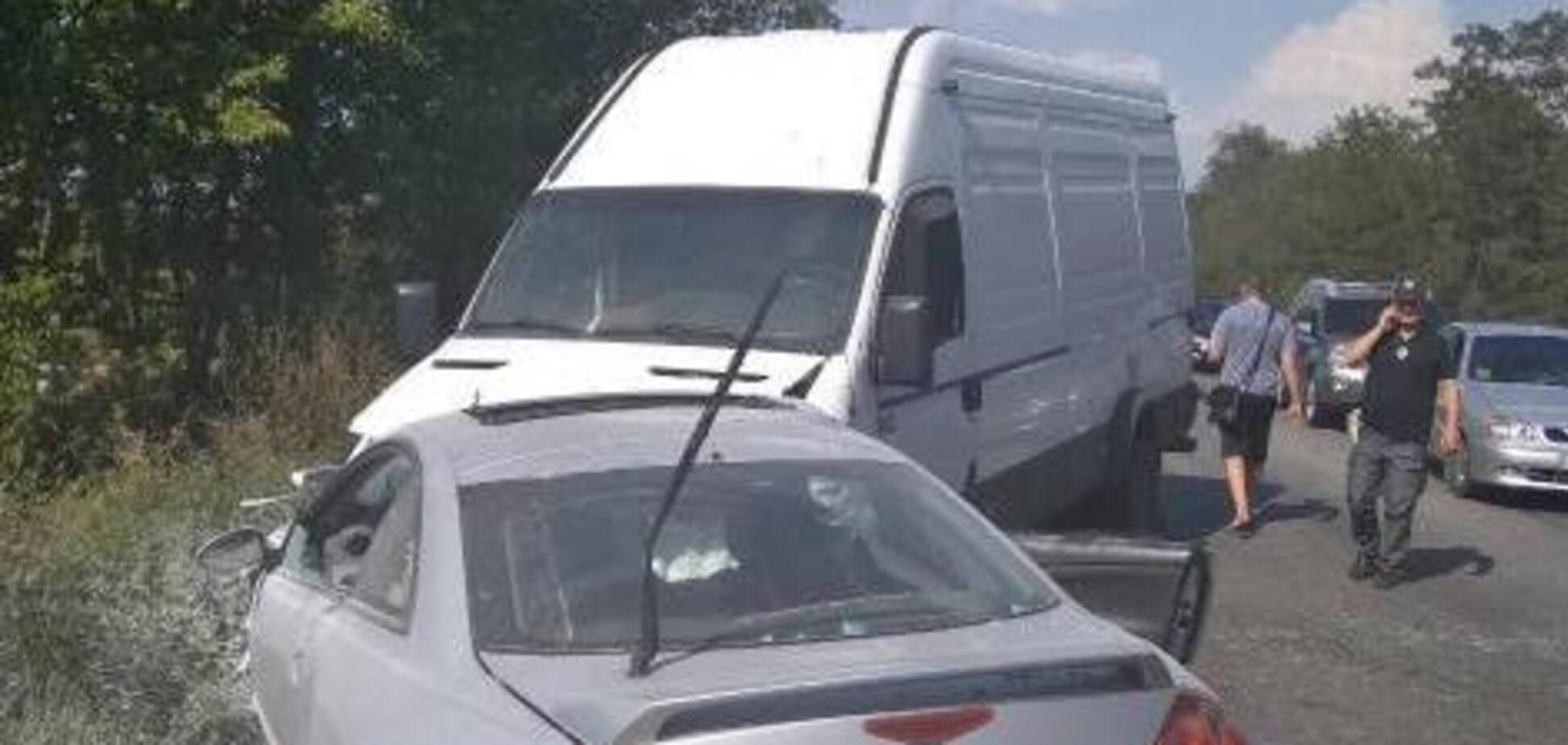 На выходных на запорожской трассе легковой Ford столкнулся с микроавтобусом (ВИДЕО)