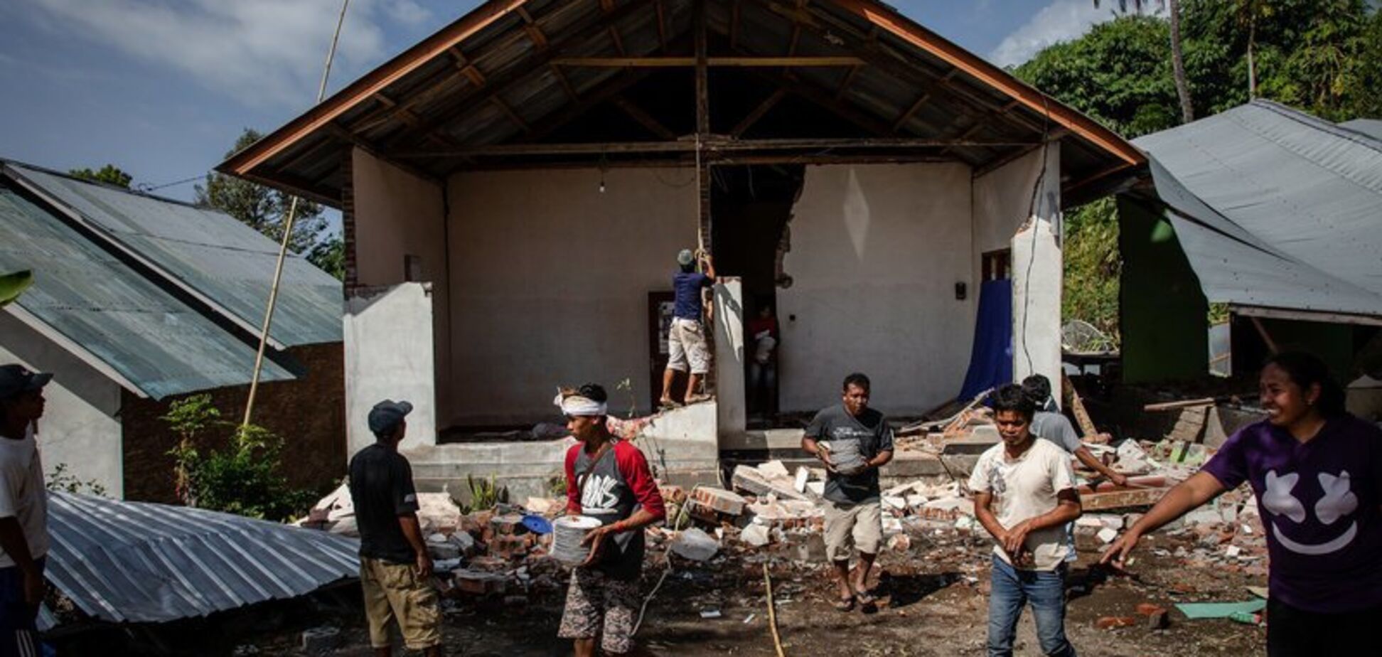 Индонезию всколыхнуло новое мощное землетрясение: свежие кадры